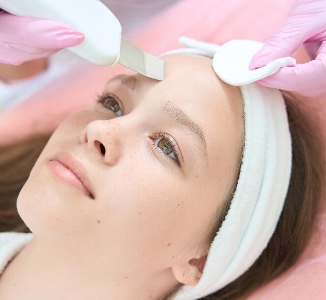 Praticienne effectuant un soin du visage avec un appareil de lifting coréen sur une cliente détendue